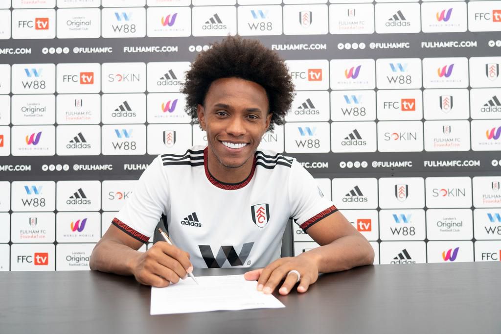 Willian signs his Fulham contract