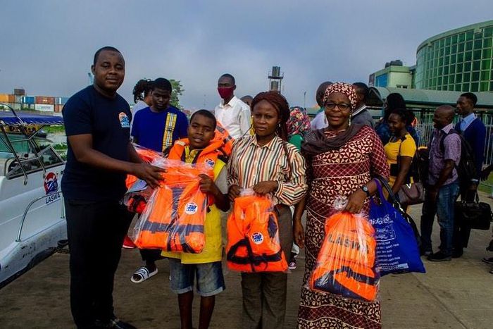 The Lagos State Waterways Authority (LASWA) distributes 250 lifejackets to ferry passengers at Ipakodo, Ikorodu [LASWA]