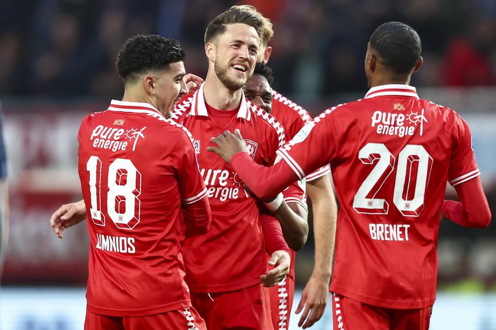 Ricky Van Wolfswinkel (M) celebrates the opener with his teammates