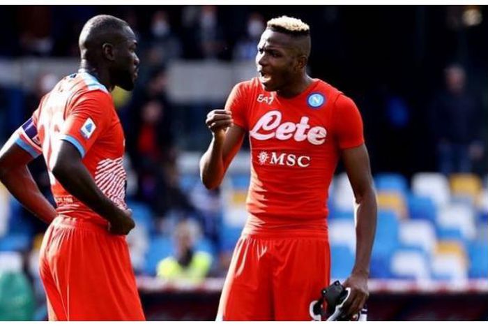 A disappointed Osimhen speaks to teammate and Senegal's Kalidou Koulibaly after the game.