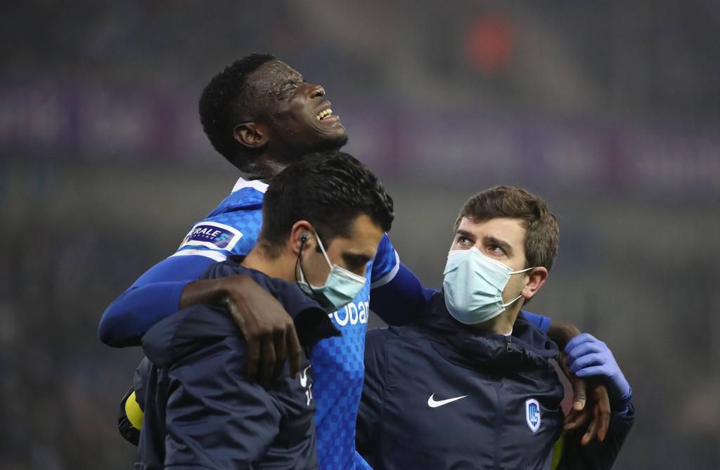 Paul Onuachu went off injured on Sunday evening in Genk's draw with Royal Antwerp (IMAGO / Pro Shots)
