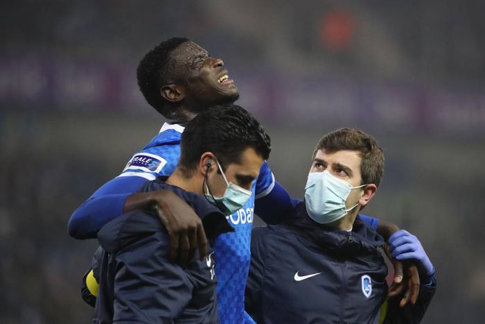 Paul Onuachu went off injured on Sunday evening in Genk's draw with Royal Antwerp (IMAGO / Pro Shots)