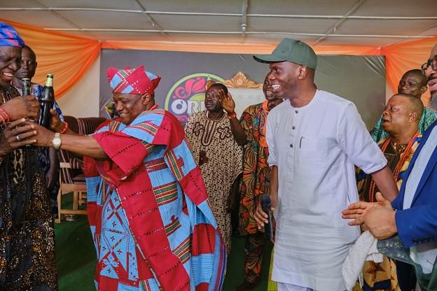 Orijin donates millions to indigenes at Osun Osogbo Festival