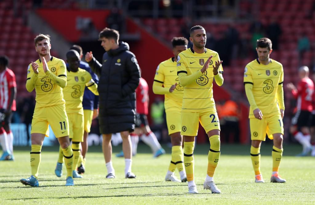Chelsea players applaud the fans after the win (IMAGO / PA Images)