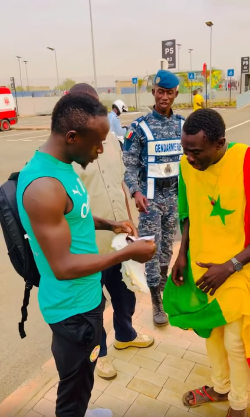 Sadio Mane gifts crying Senegalese fan money
