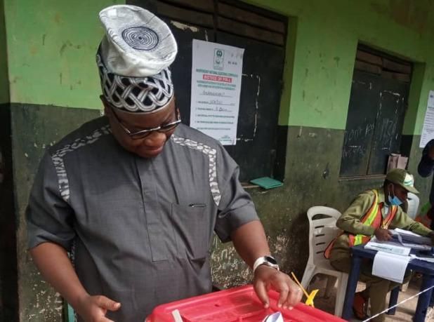 Accord Party Governorship candidate, Akin Ogunbiyi casts his vote. [TheCable]