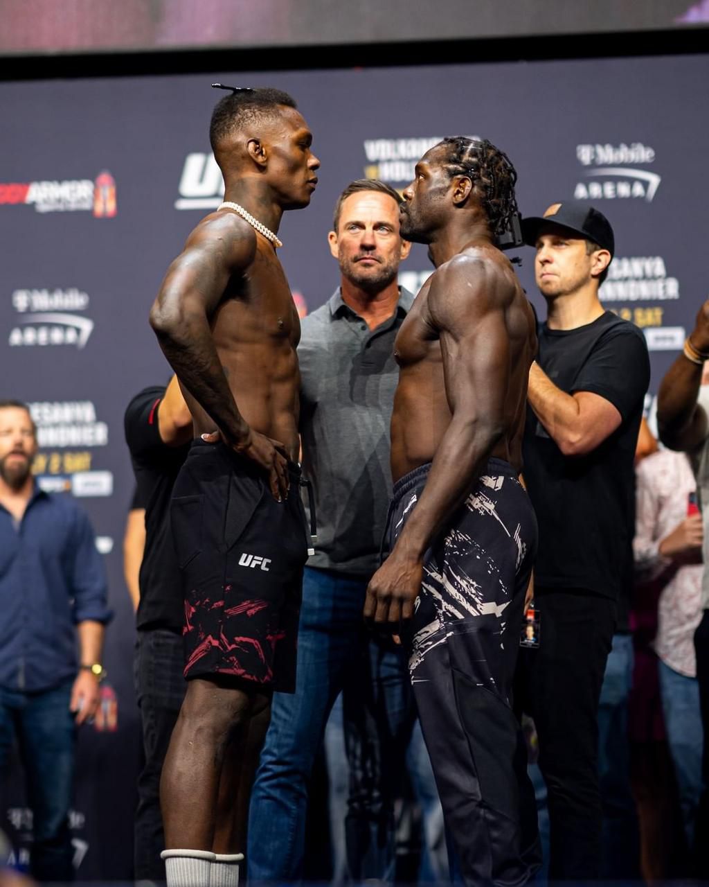 Drake bets 1 million dollars on Adesanya to win against Cannonier [Video]