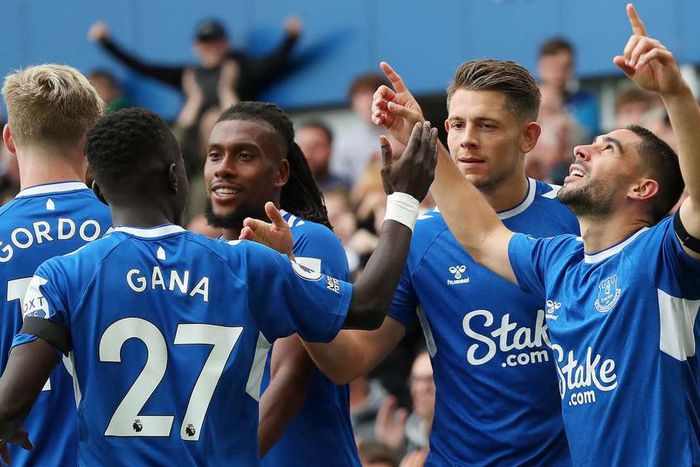 Alex Iwobi celebrate with Everton teammates after assisting Neal Maupay’s goal against West Ham
