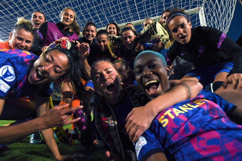 Asisat Oshoala celebrates his Barcelona Femini teammates