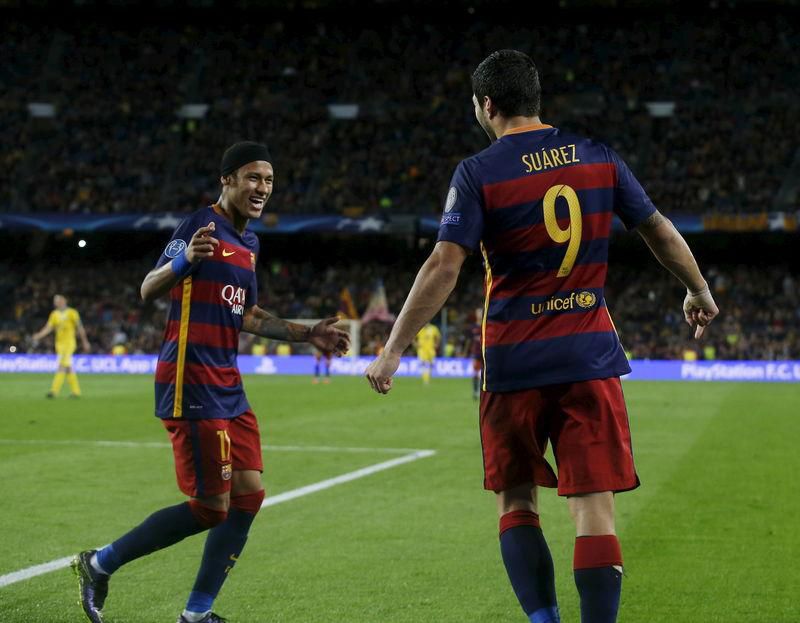 Barcelona's Luis Suarez (R) and Neymar celebrate a goal against Bate Borisov during their Champions League soccer match at Camp Nou stadium in Barcelona, Spain, November 4, 2015. REUTERS/Albert Gea
