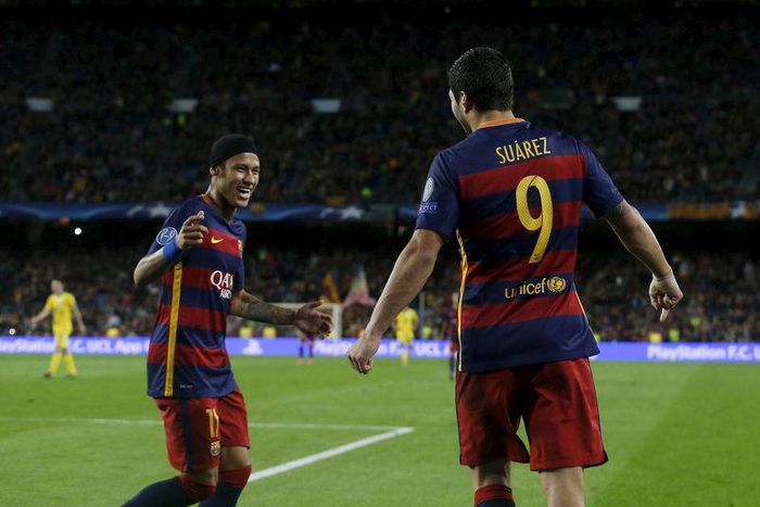 Barcelona's Luis Suarez (R) and Neymar celebrate a goal against Bate Borisov during their Champions League soccer match at Camp Nou stadium in Barcelona, Spain, November 4, 2015. REUTERS/Albert Gea