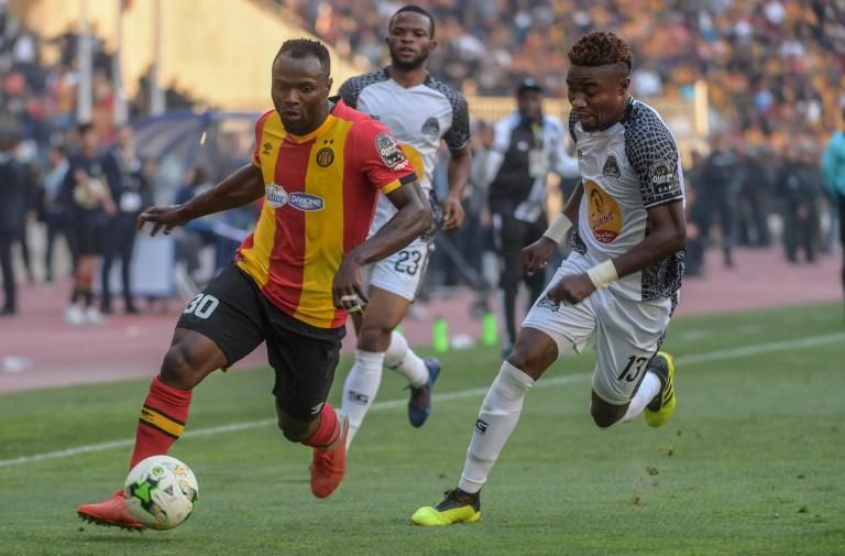 Nathan Sinkala (R) of TP Mazembe chases after Franck Kom of Esperance during the first leg of a CAF Champions League semi-final, which the Tunisian club won 1-0 in Rades.