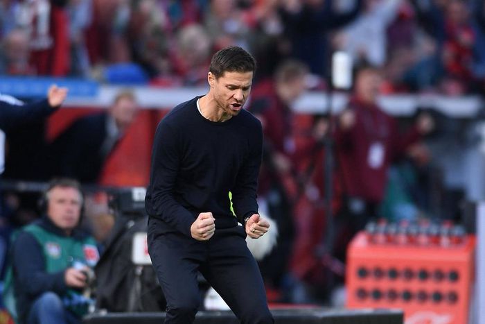 Xabi Alonso celebrates the win against Schalke 04.