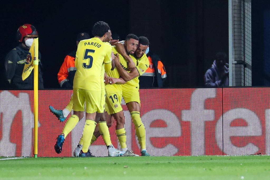 Francis Coquelin celebrating with his teammates before the VAR review