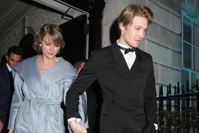 American singer Taylor Swift and Joe Alwyn. [karamellicikolatm]