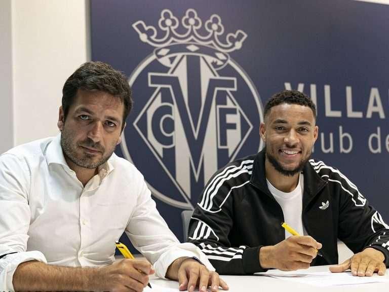 Danjuma signing his Villarreal contract in 2021