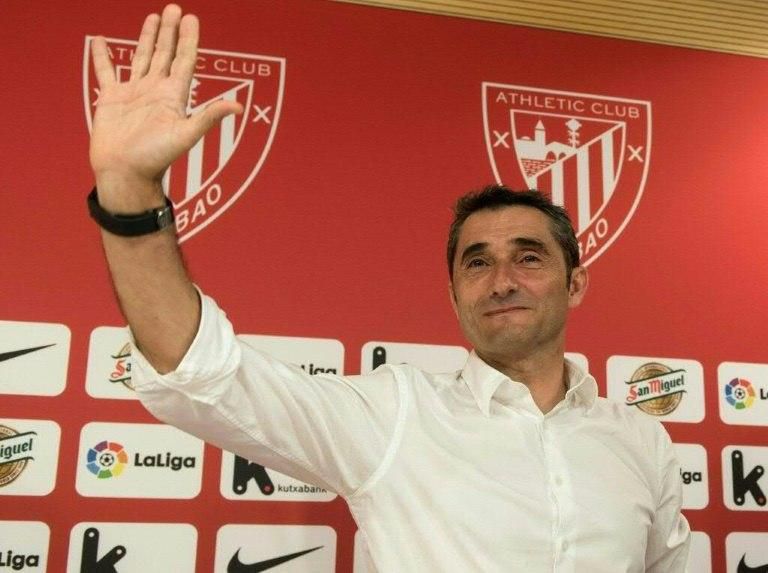 Athletic Bilbao's Spanish coach Ernesto Valverde waves to journalists at the end of a press conference in Bilbao on May 24, 2017 held to announce that he was quitting the football club