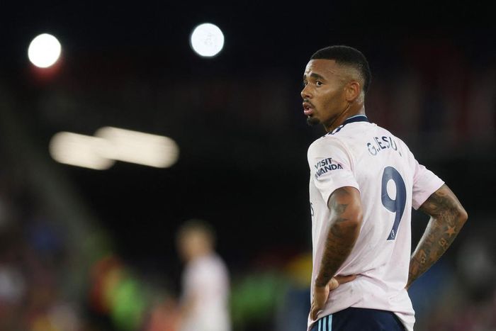 Gabriel Jesus looking at his disappointed 76.9% owners.