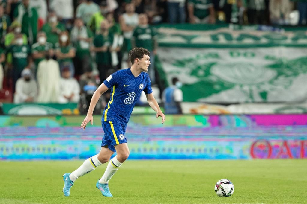 Andreas Christensen looking for passing outlets against Palmeiras