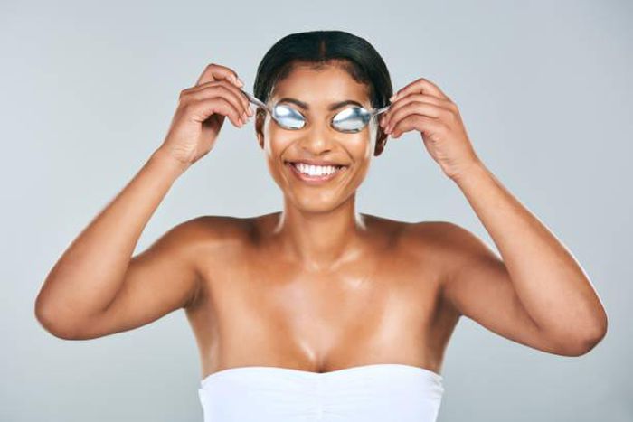 Cold spoons relieve your eyes[Istockphoto]