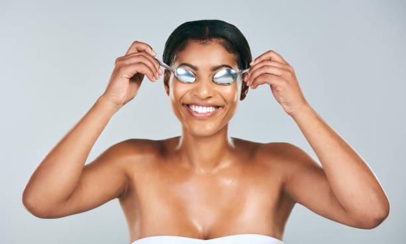 Cold spoons relieve your eyes[Istockphoto]