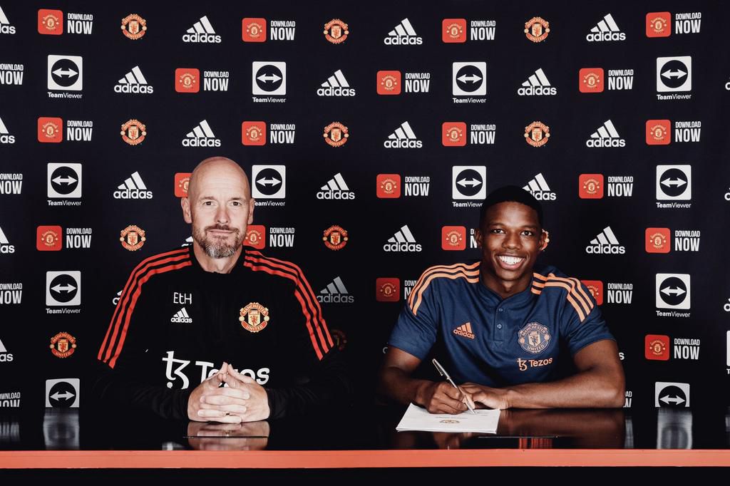 Manchester have announced the signing of Dutch defender Tyrel Malacia from Feyenoord