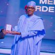 Teni receives MON award from President Buhari [Twitter]