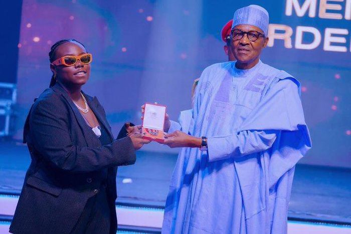 Teni receives MON award from President Buhari [Twitter]