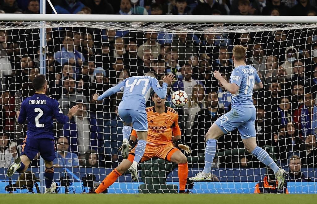 Phil Foden extends MAnchester City's lead with a close range header