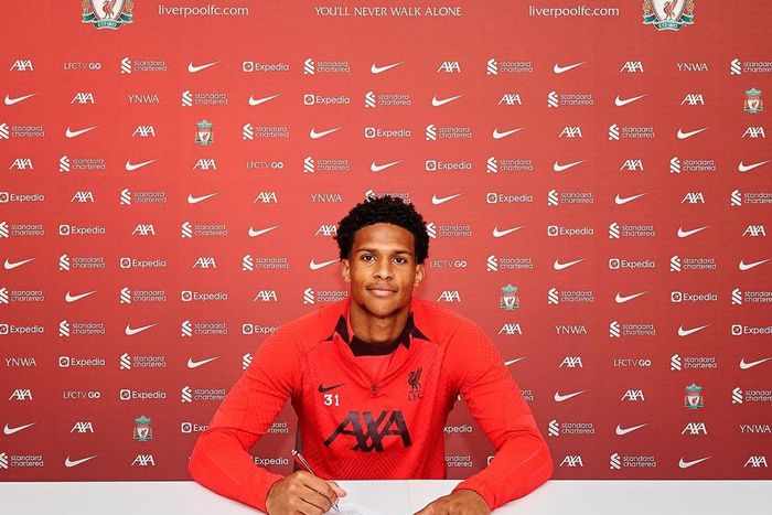 Oludare Olufunwa signs his new contract at Liverpool.