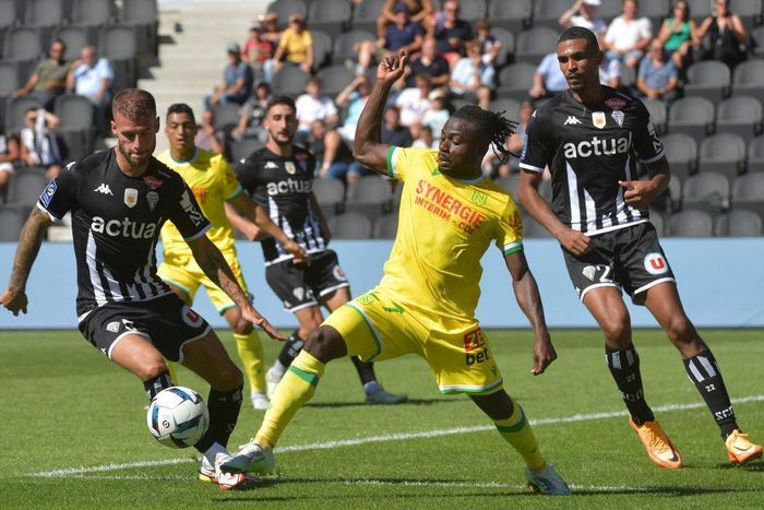 Angers' Slovenian defender Miha Blazic (L) fights for the ball with Nantes' Nigerian forward Moses Simon