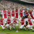 Finidi George (L) and Kanu Nwankwo (M) with the rest of Ajax 1995 squad (IMAGO / Pro Shots)