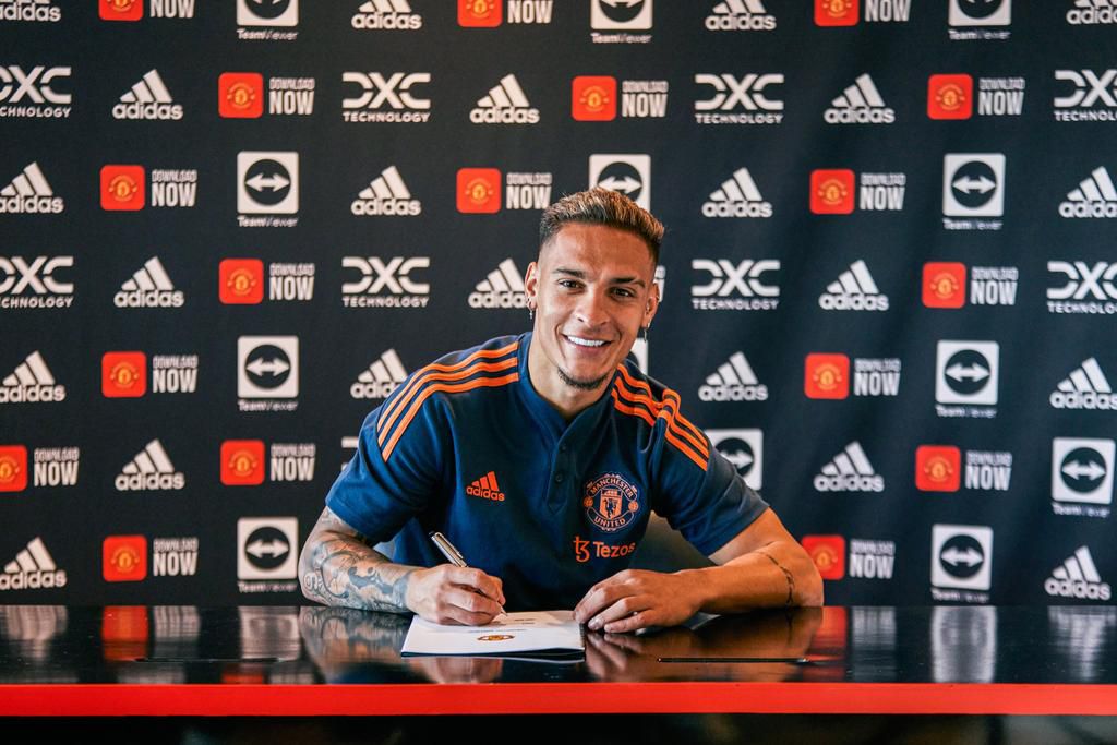 Antony signs the dotted lines for Manchester United.