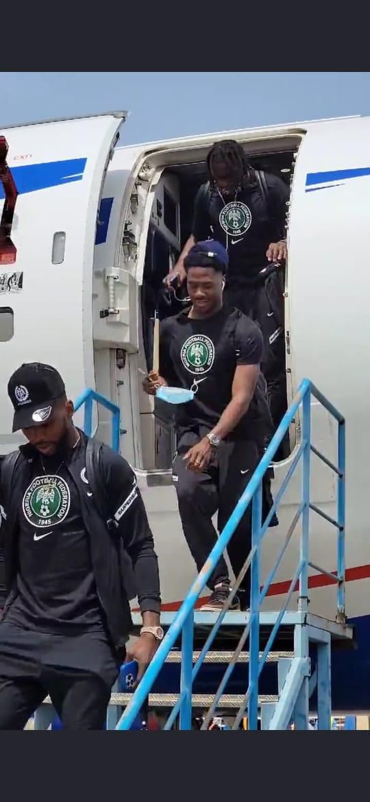 Kelechi Iheanacho (F) disembarking from the plane