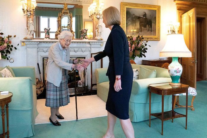 Queen Elizabeth welcomes Liz Truss during an audience where she invited the newly elected leader of the Conservative party to become Prime Minister and form a new government, at Balmoral Castle, Scotland, Britain Sept. 6, 2022. Jane Barlow/Pool via REU...