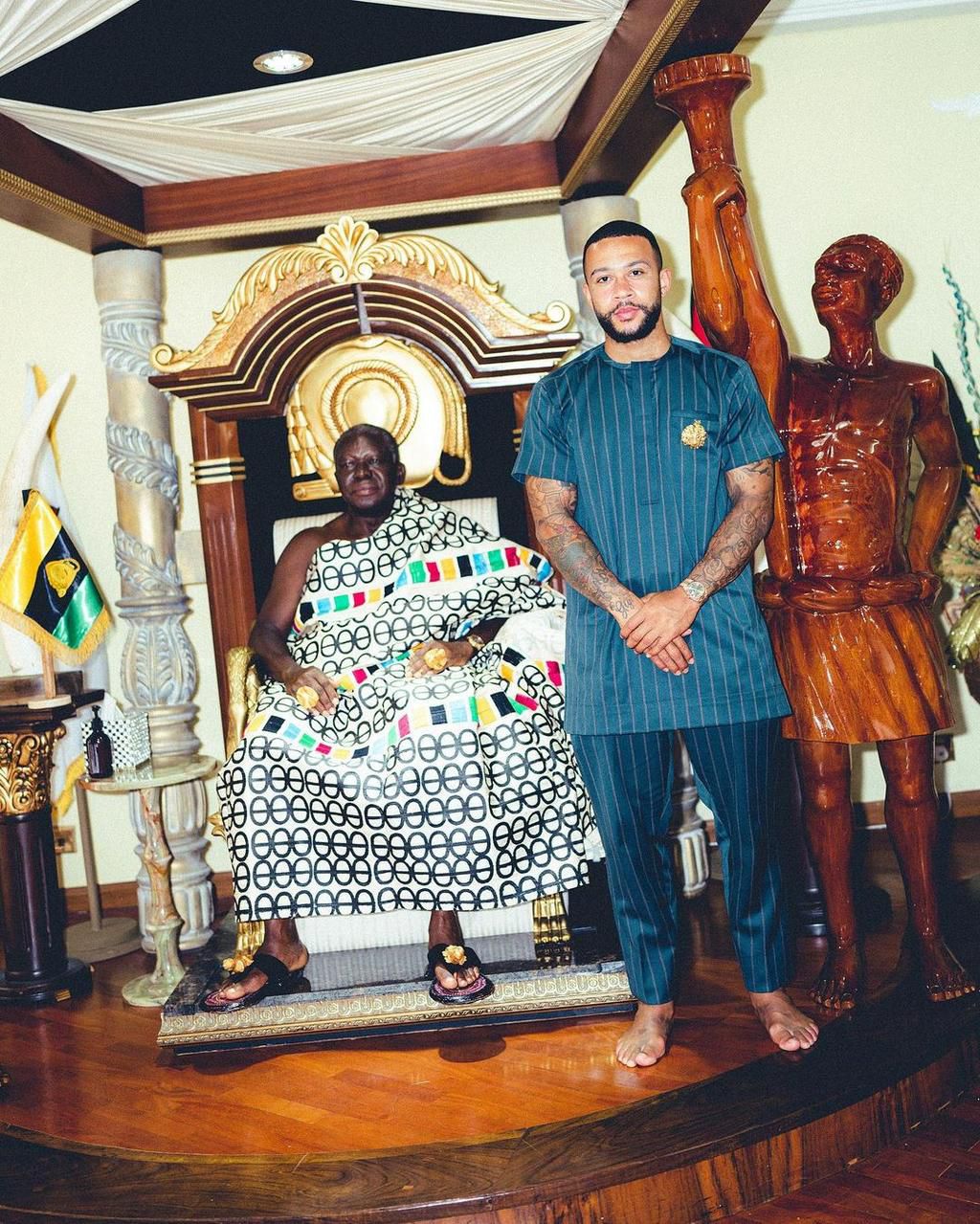 Memphis Depay meets King Otumfuo Osei Tutu in Ghana