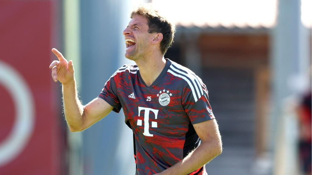 Sadio Mane warns Muller not to pass to Lewandowski