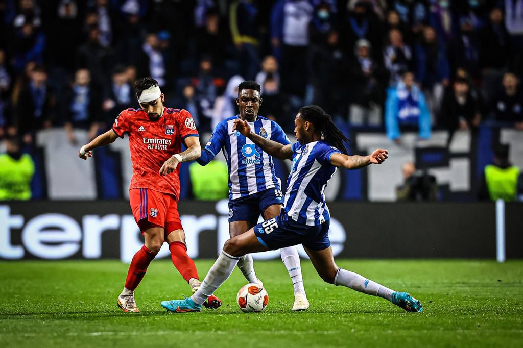 Zaidu (M) looks to regain possession