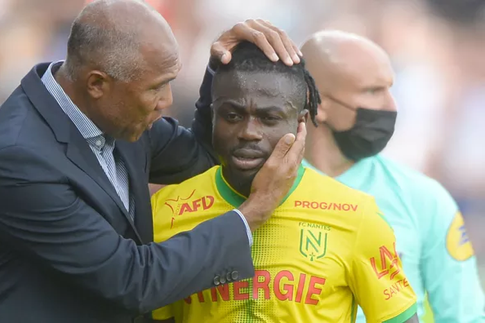 Nantes coach Antoine Kombouare and Moses Simon