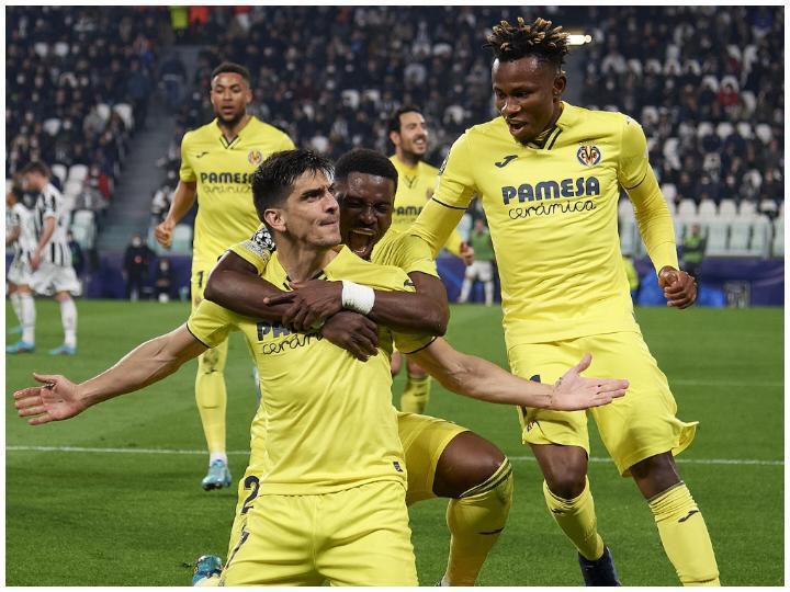Samu Chukwueze celebrates with his Villarreal teammates.