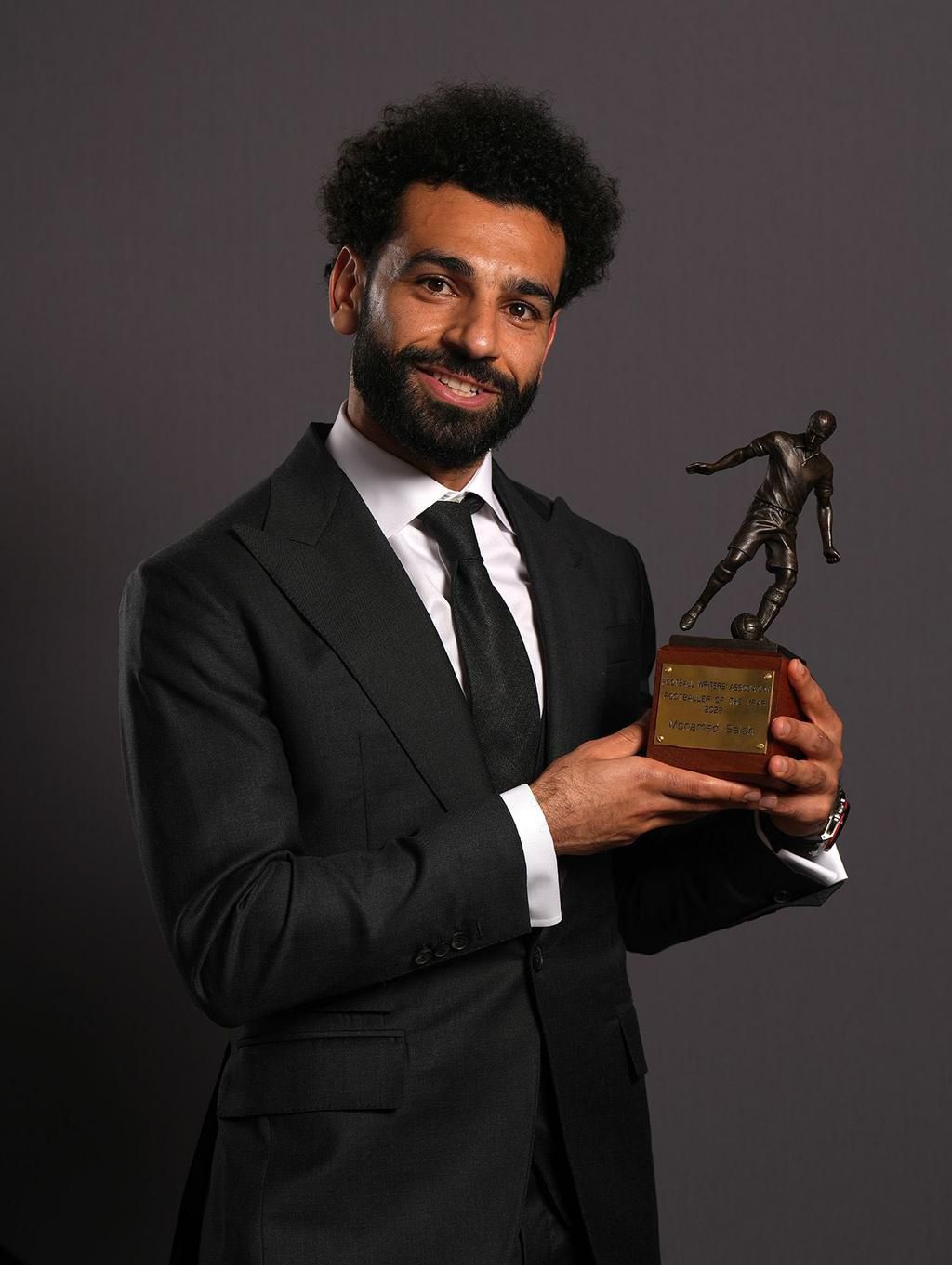 Mohamed Salah celebrates winning FWA award