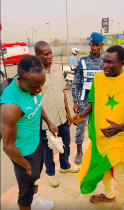 Sadio Mane gifts crying Senegalese fan money