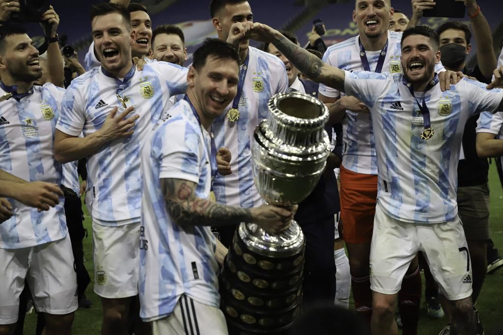 Messi lifting the Copa America trophy with his teammates (TheNews2)