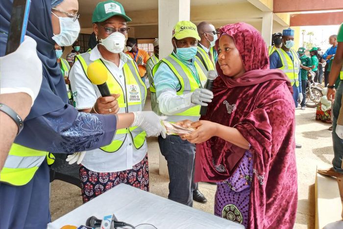 Hajiya Sadiya Umar Farouq, the Minister of Humanitarian Affairs, Disaster Management and Social Development sharing the Federal Government's Conditional Cash Transfer to beneficiaries. [Twitter/@BashirAhmaad]