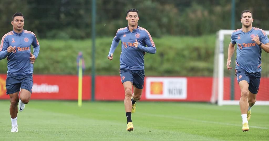 Ronaldo in training with teammates Diogo Dalot (R) and Casemiro (L).
