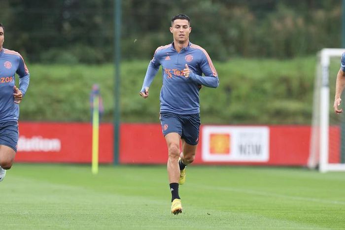 Ronaldo in training with teammates Diogo Dalot (R) and Casemiro (L).