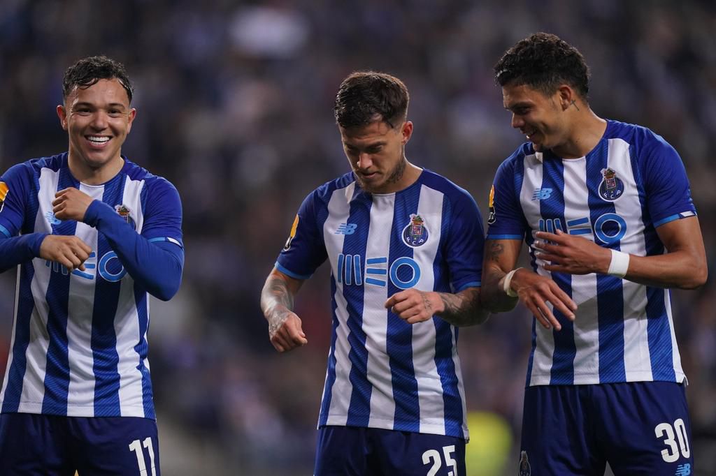 Dominant Porto celebrate.