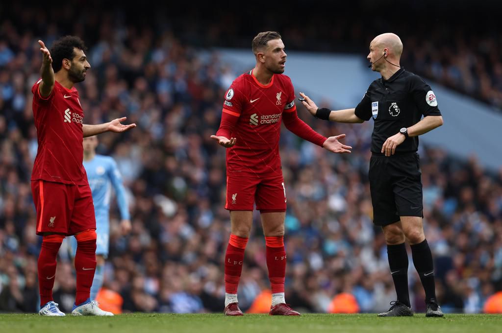 Jordan Henderson argues with referee Anthony Taylor (IMAGO / Sportimage)