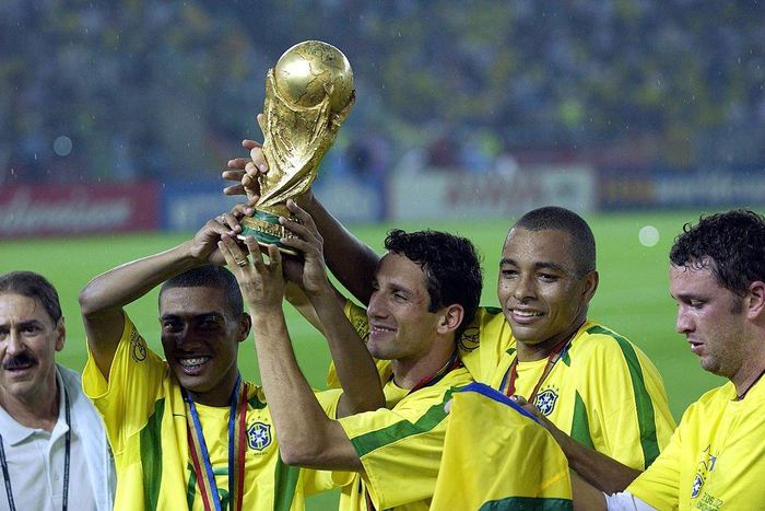 Football, 2002 FIFA World Cup Final, Yokohama, Japan, 30th June 2002, Germany 0 v Brazil 2, Brazil's (L-R); Kleberson, Belletti & Gilberto Silva celebrate with the World Cup trophy (Photo by Bob Thomas Sports Photography via Getty Images)