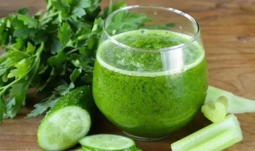 Ladies! Here are 4 health benefits of drinking bitter leaf juice